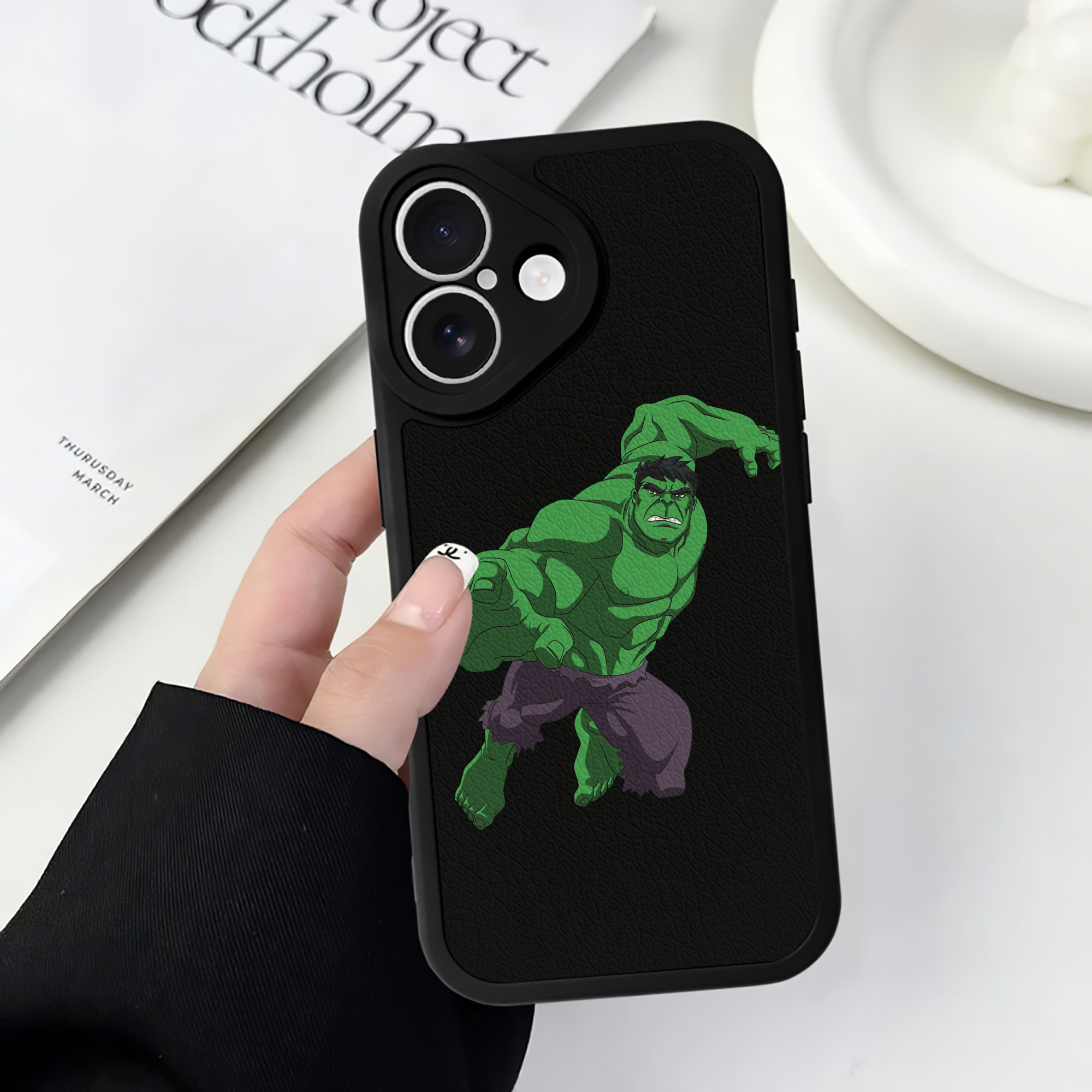 （画像用） アベンジャーズ The Avengers 【iPhone 16シリーズ対応】シリコンスマホケース（レザー調） 材質：シリコン